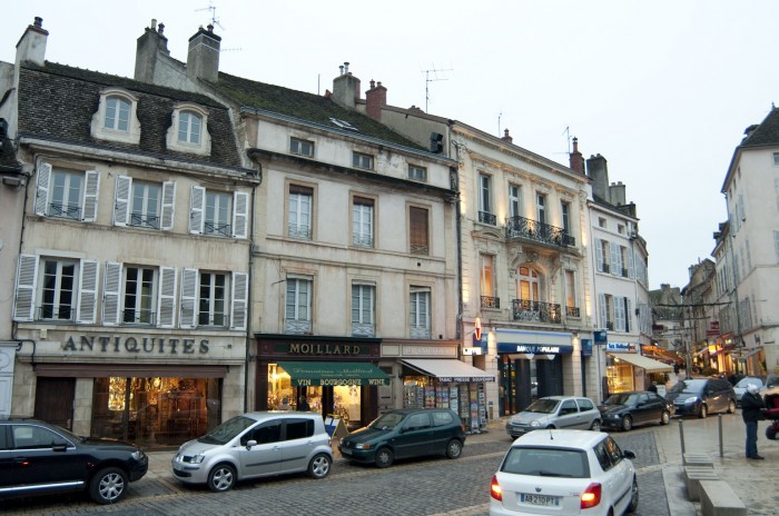 ボーヌの街の中心、マドレーヌ広場を囲む街並み