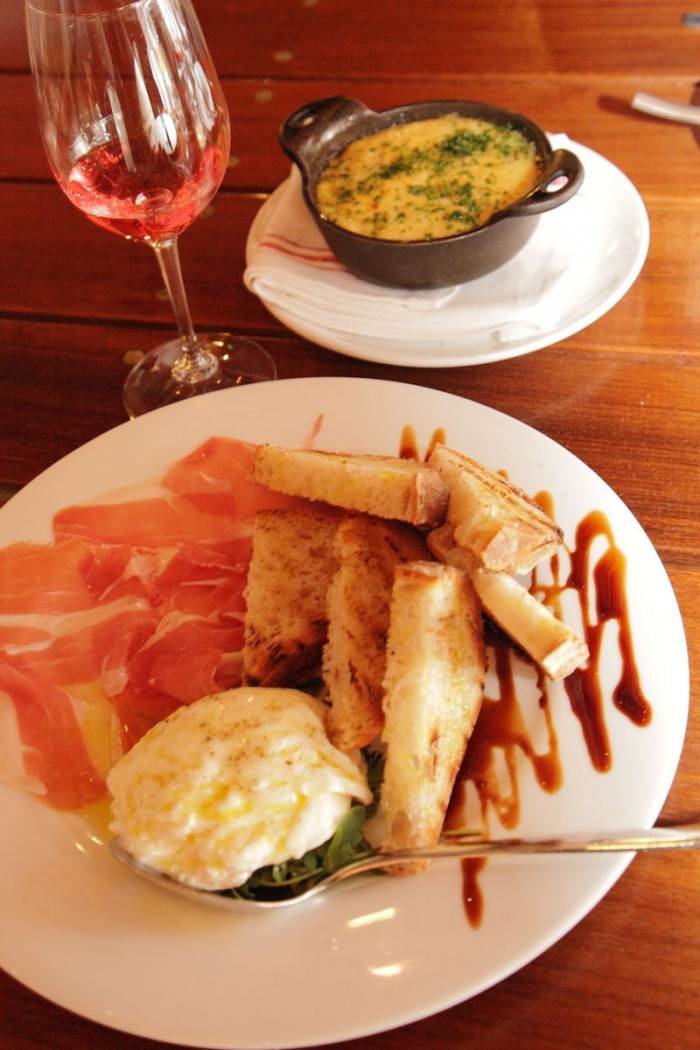 ロゼとカリフォルニア版ハモン・セラーノの軽い皿。同じ色調の料理と合わせるのもグッド