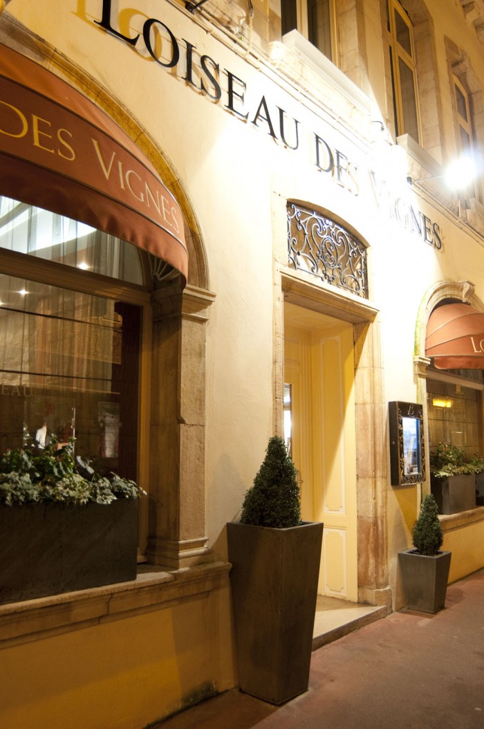 レストランの入口。ボーヌ市内のホテル、ル・セップに隣接している