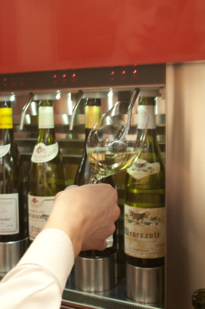  グラス・ワインのサーバー。かなりいいワインまで70種がグラスで飲める