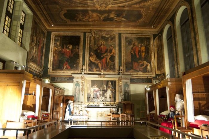 キリストの壁画に見守られる特別な病室「聖ユーグの部屋」