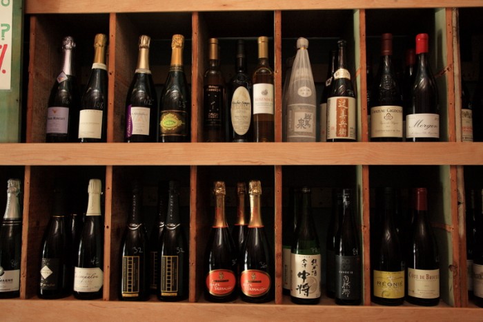ワイン・バーの棚には日本酒まで並ぶ